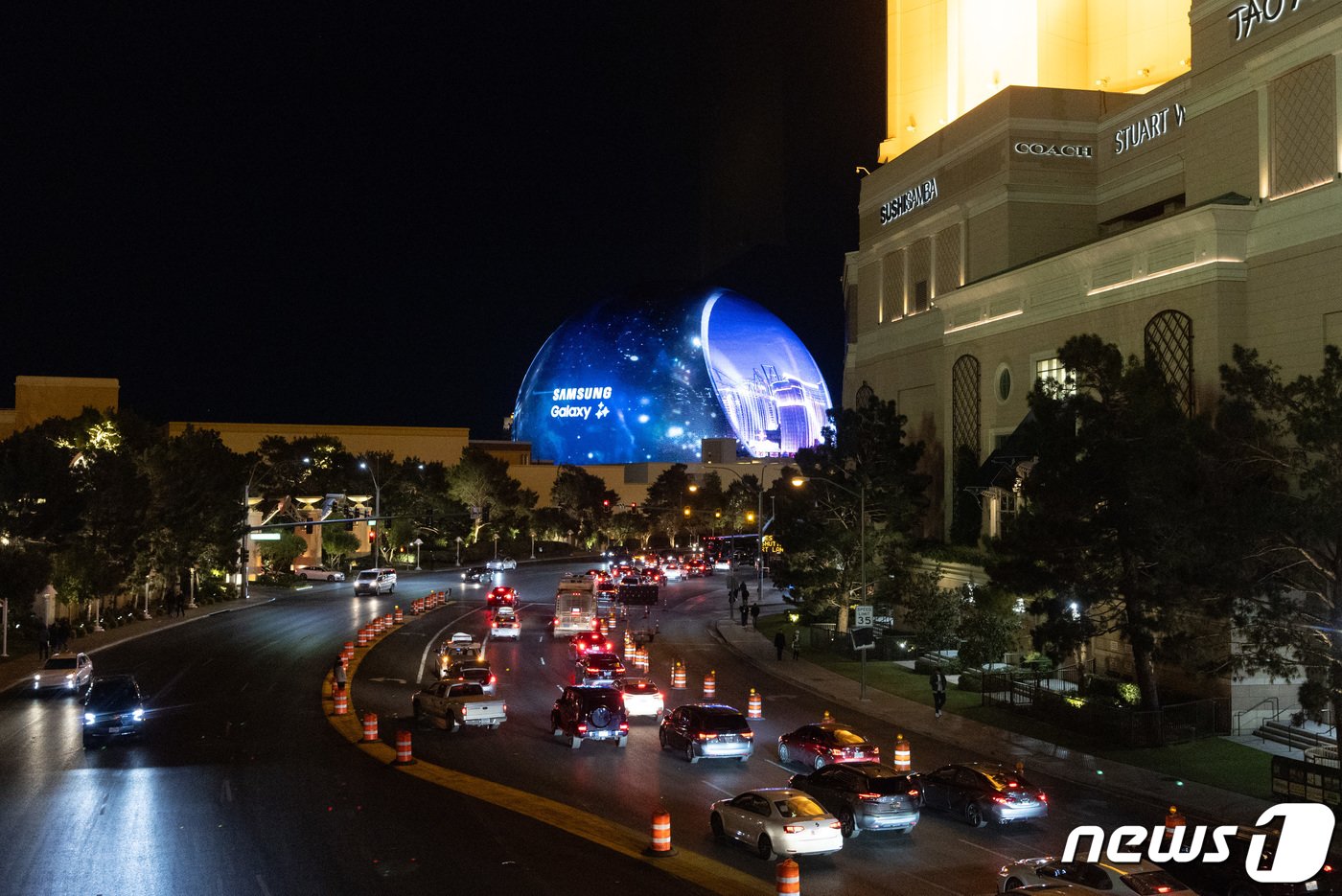 본문 이미지 - 세계 최대 가전·IT(정보기술) 전시회 'CES 2024' 개막을 하루 앞둔 8일(현지시간) 미국 네바다주 라스베이거스 스피어에 삼성전자의 갤럭시 S24 언팩 홍보물이 상영되고 있다. 2023.1.9/뉴스1 ⓒ News1 이재명 기자