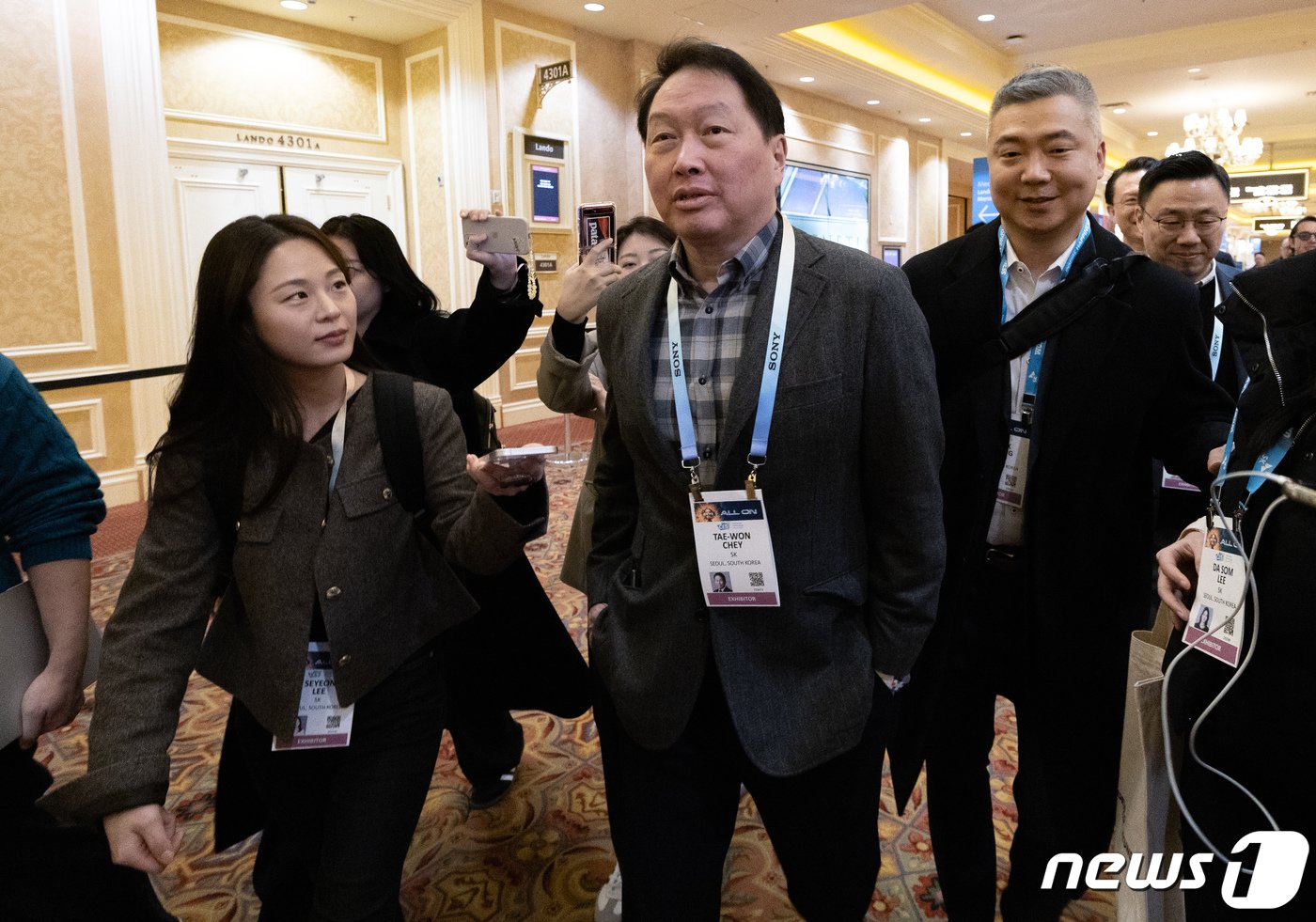 본문 이미지 - 세계 최대 가전·IT(정보기술) 전시회 'CES 2024' 개막을 하루 앞둔 8일(현지시간) 미국 네바다주 라스베이거스 베네치아 호텔에서 최태원 SK그룹 회장이 롤란드 부시 지멘스 CEO의 기조연설을 듣기 위해 행사장으로 이동하고 있다. 2024.1.9/뉴스1 ⓒ News1 이재명 기자