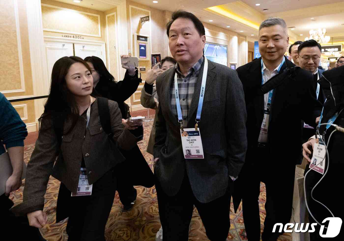 세계 최대 가전·IT(정보기술) 전시회 'CES 2024' 개막을 하루 앞둔 8일(현지시간) 미국 네바다주 라스베이거스 베네치아 호텔에서 최태원 SK그룹 회장이 롤란드 부시 지멘스 CEO의 기조연설을 듣기 위해 행사장으로 이동하고 있다. 2024.1.9/뉴스1 © News1 이재명 기자