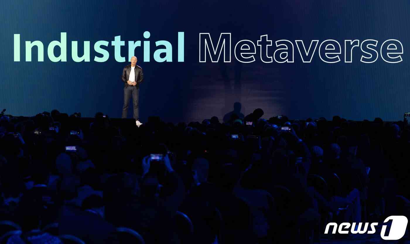 세계 최대 가전·IT(정보기술) 전시회 'CES 2024' 개막을 하루 앞둔 8일(현지시간) 미국 네바다주 라스베이거스 베네치아 호텔에서 롤란드 부시 지멘스 CEO가 기조연설을 하고 있다. 2024.1.9/뉴스1 © News1 이재명 기자