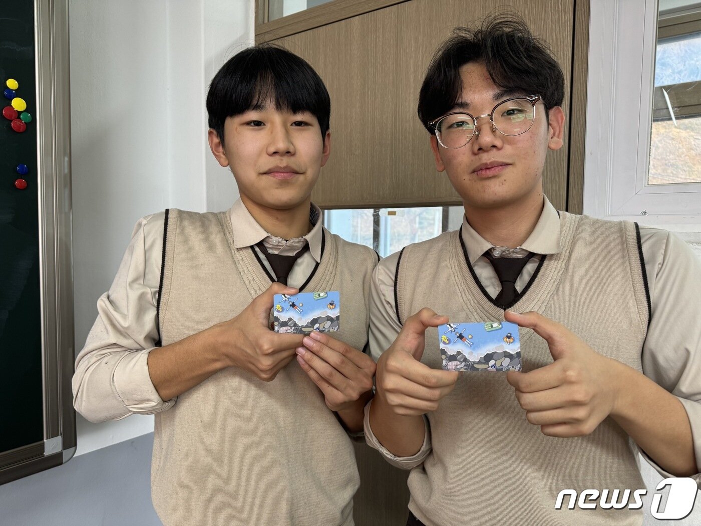 본문 이미지 - 전북 군산 제일고 학생들이 자신들이 발급받은 무상 교통카드를 들고 포즈를 취하고 있다. 2024.1.9./뉴스1 김경현 수습기자
