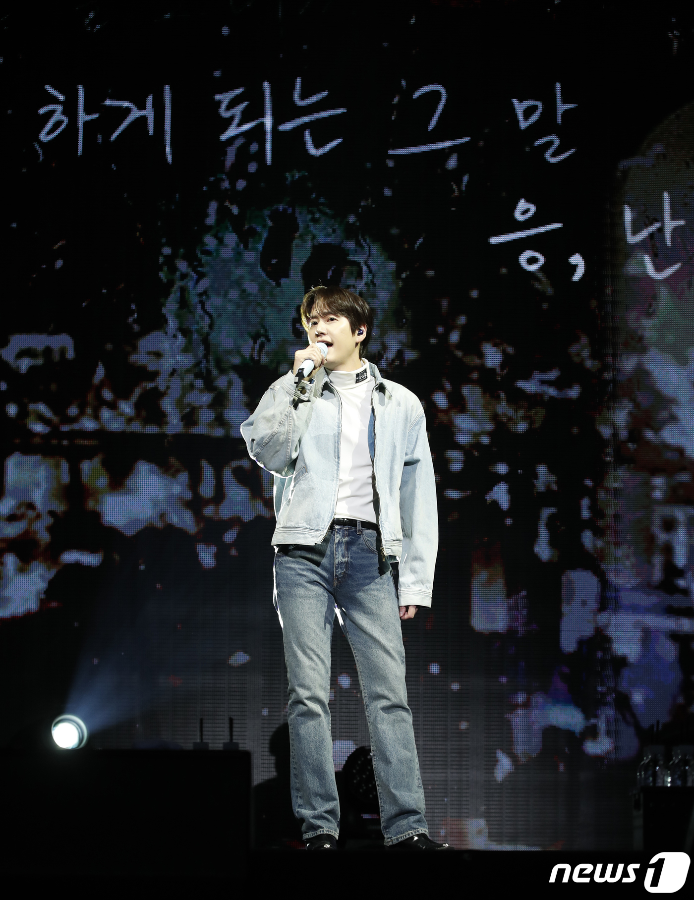 (서울=뉴스1) 권현진 기자 = 가수 규현이 9일 서울 용산구 블루스퀘어 마스터카드홀에서 가진 EP '리스타트(Restart)' 발매 기념 쇼케이스에서 타이틀곡 ‘그렇지 않아’를 …