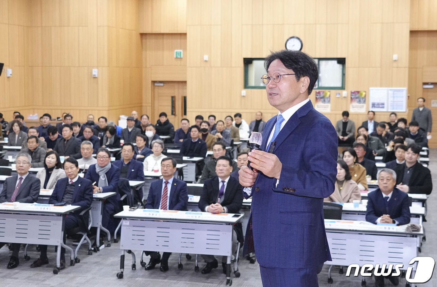 강기정 광주시장이 9일 북구 중소벤처기업진흥공단 호남연수원에서 열린 &#39;중소기업융합 광주·전남연합회 100회 조찬세미나&#39;에 참석해 특강을 하고 있다.&#40;광주시 제공&#41;2024.1.9/뉴스1 