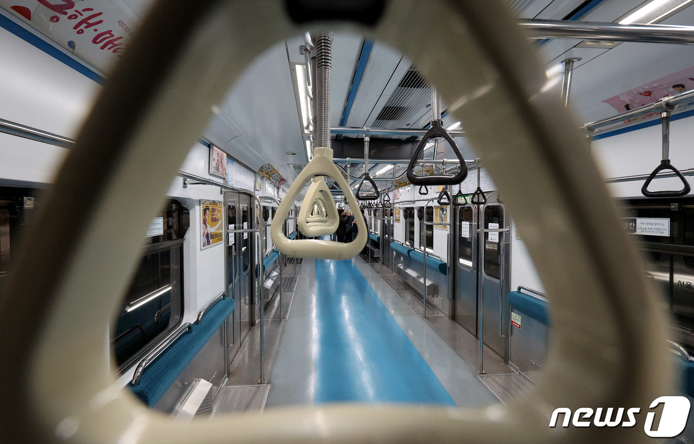 (서울=뉴스1) 장수영 기자 = 9일 오후 서울 창동차량사업본부에 의자 없는 칸으로 개조된 4호선 열차가 시범 운영을 앞두고 기지에 세워져 있다.서울교통공사는 10일부터 4호선 혼 …