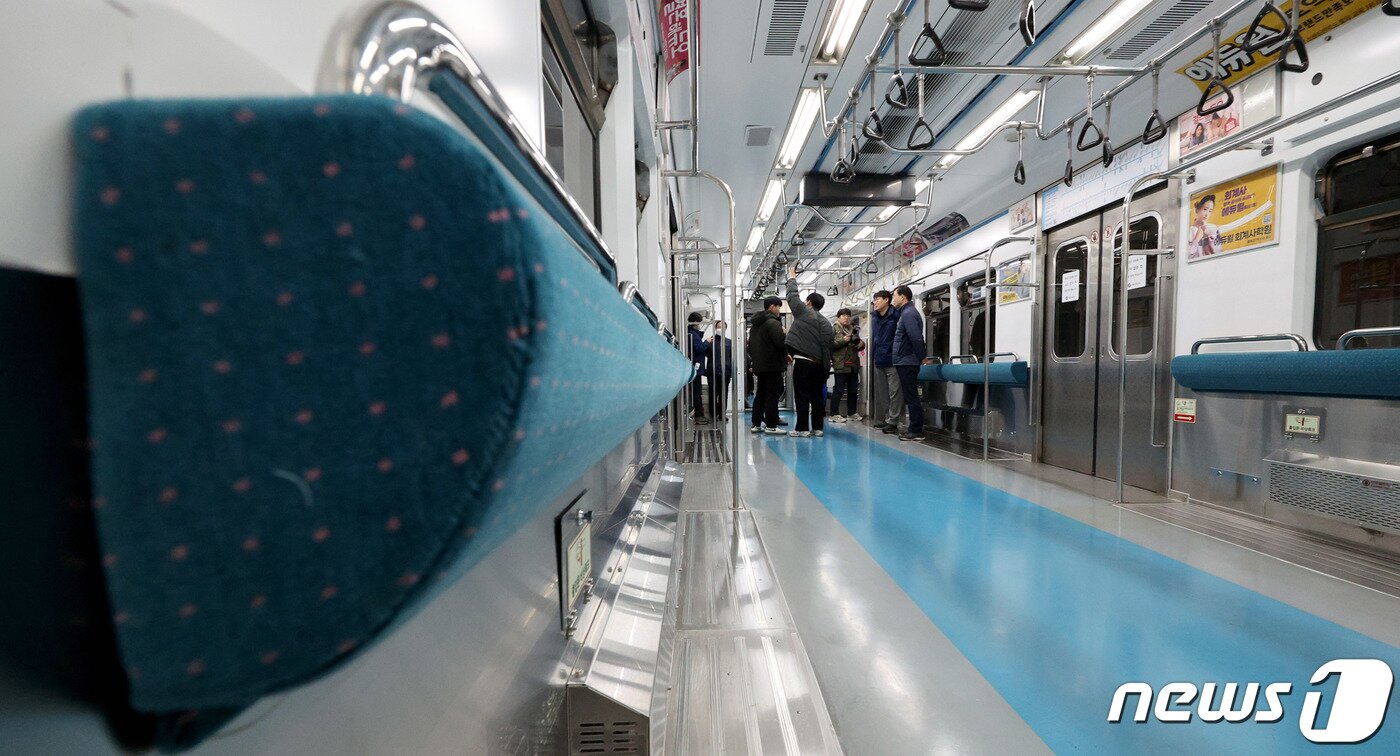 본문 이미지 - 9일 오후 서울 창동차량사업본부에 의자 없는 칸으로 개조된 4호선 열차가 시범 운영을 앞두고 기지에 세워져 있다.  2024.1.9/뉴스1 ⓒ News1 장수영 기자