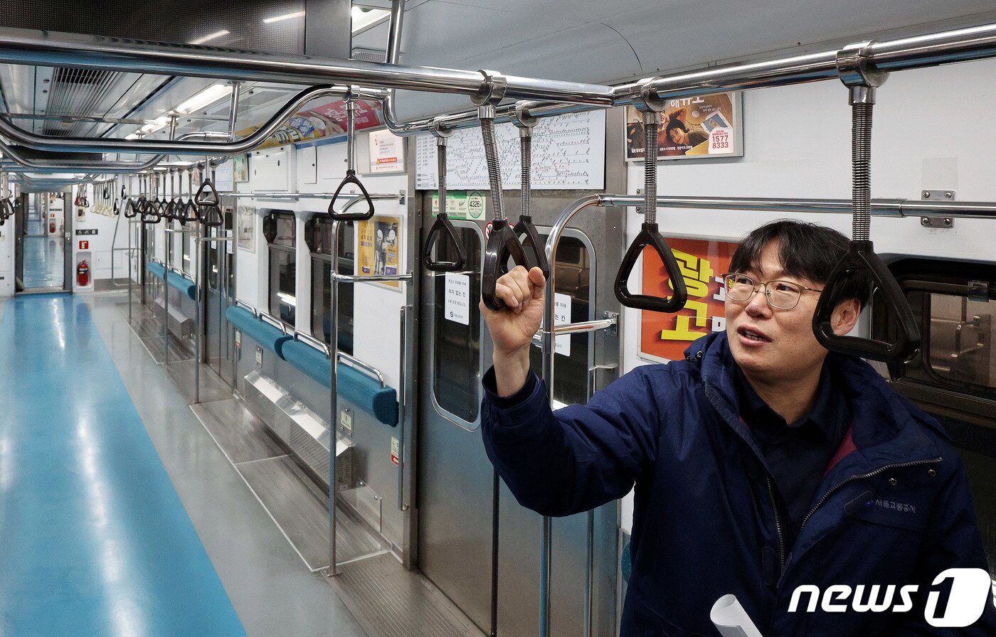 본문 이미지 - 박달서 서울교통공사 창동차량사업소장이 9일 오후 서울 창동차량사업본부에서 4호선 의자 없는 칸 시범 운영에 대한 설명을 하고 있다. 2024.1.9/뉴스1 ⓒ News1 장수영 기자