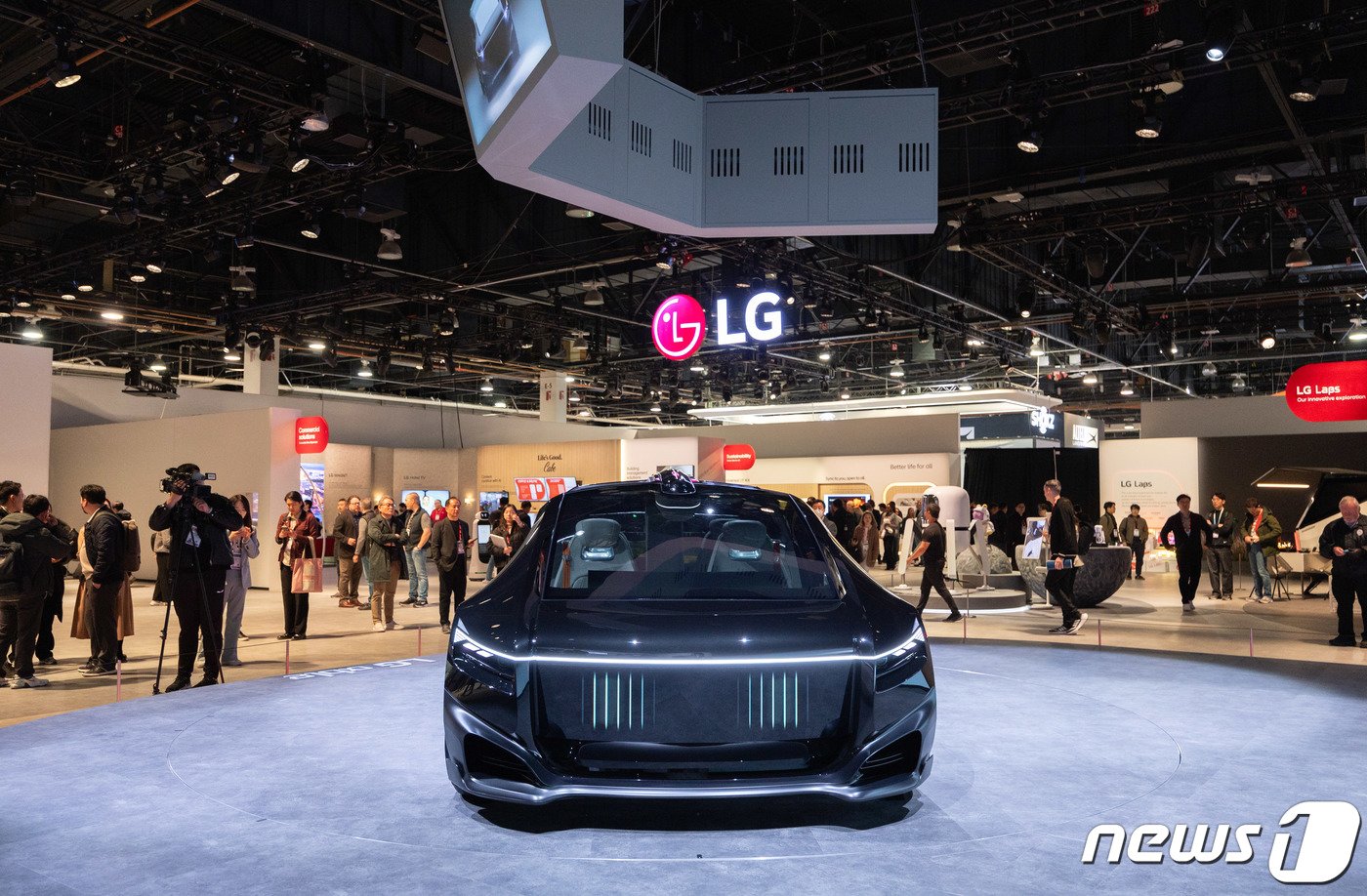 본문 이미지 - 세계 최대 가전·IT(정보기술) 전시회 'CES 2024' 개막을 하루 앞둔 8일(현지시간) 미국 네바다주 라스베이거스 컨벤션센터(LVCC) 열린 LG전자 사전 부스 투어에 미래 모빌리티를 경험할 수 있는 '알파블'이 전시돼 있다. 2024.1.9/뉴스1 ⓒ News1 이재명 기자