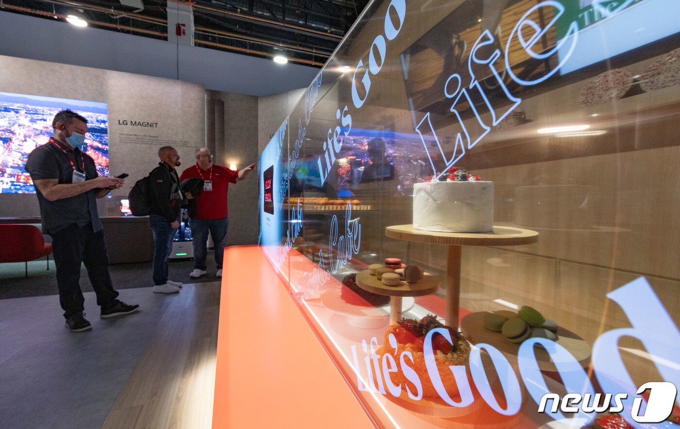 본문 이미지 - 세계 최대 가전·IT(정보기술) 전시회 'CES 2024' 개막을 하루 앞둔 8일(현지시간) 미국 네바다주 라스베이거스 컨벤션센터(LVCC) LG전자 부스에 'LG 시그니처 올레드 T'를 활용한 제품이 전시돼 있다. 2024.1.9/뉴스1 ⓒ News1 이재명 기자