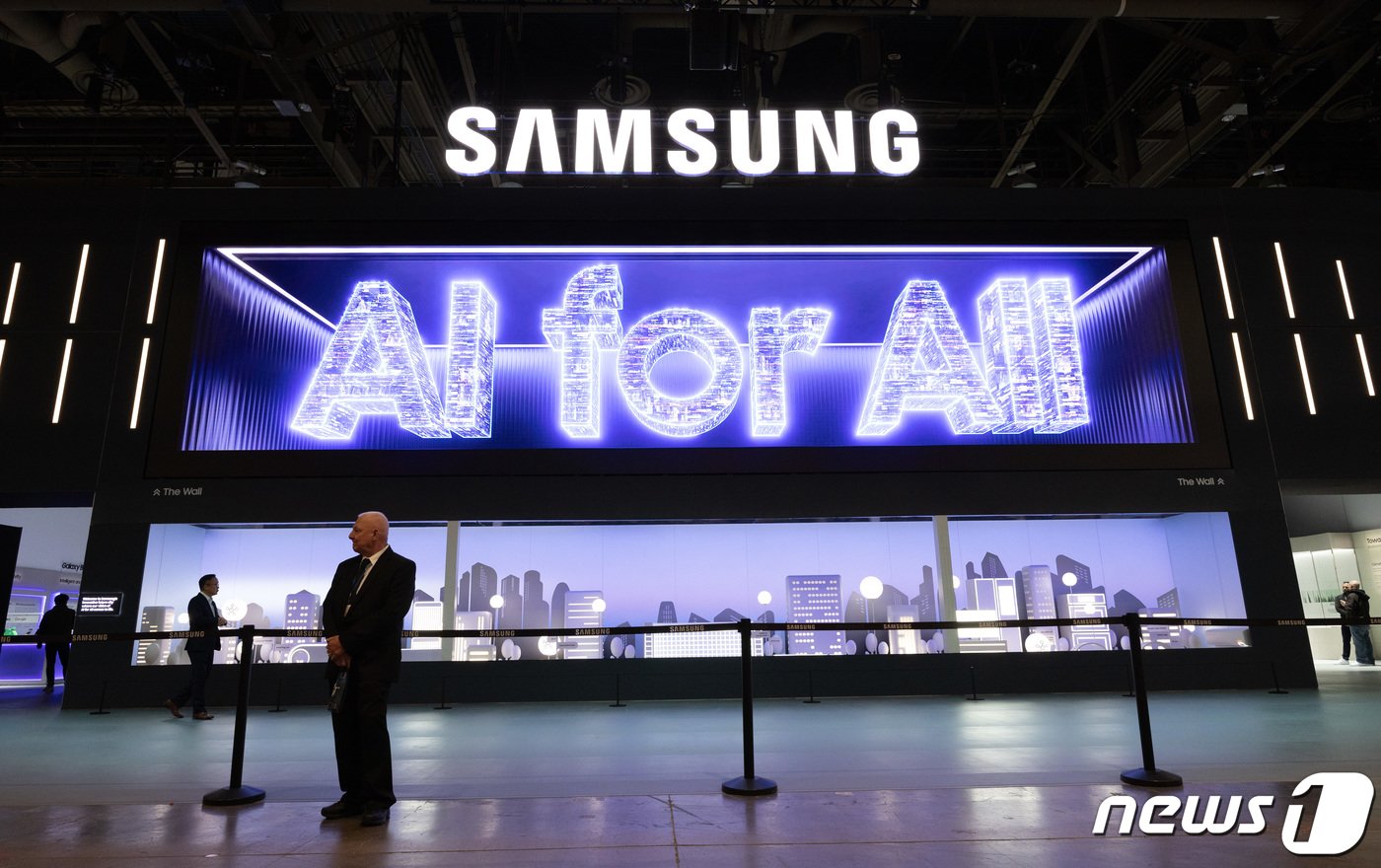 본문 이미지 - 세계 최대 가전·IT(정보기술) 전시회 'CES 2024' 개막을 하루 앞둔 8일(현지시간) 미국 네바다주 라스베이거스 컨벤션센터(LVCC) 삼성전자 부스 입구에 미디어 아트가 전시돼 있다. 2024.1.9/뉴스1 ⓒ News1 이재명 기자