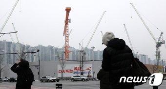 본문 이미지 - 서울 송파구 재건축 아파트 현장 앞으로 시민들이 지나가고 있다.2024.1.9/뉴스1 ⓒ News1 박지혜 기자