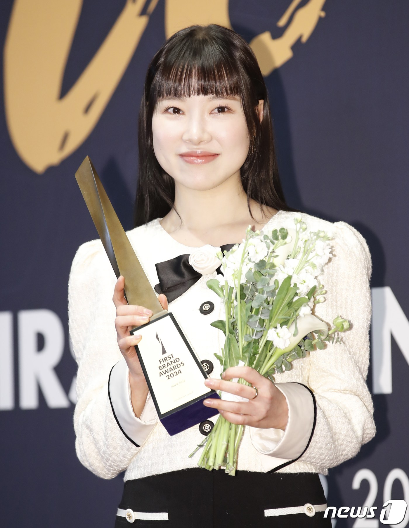 (서울=뉴스1) 권현진 기자 = 김아영이 9일 서울 중구 신라호텔에서 진행된 '2024 대한민국 퍼스트브랜드 대상'에서 핫아이콘상을 받은 뒤 포즈를 취하고 있다. 2024.1.9/ …