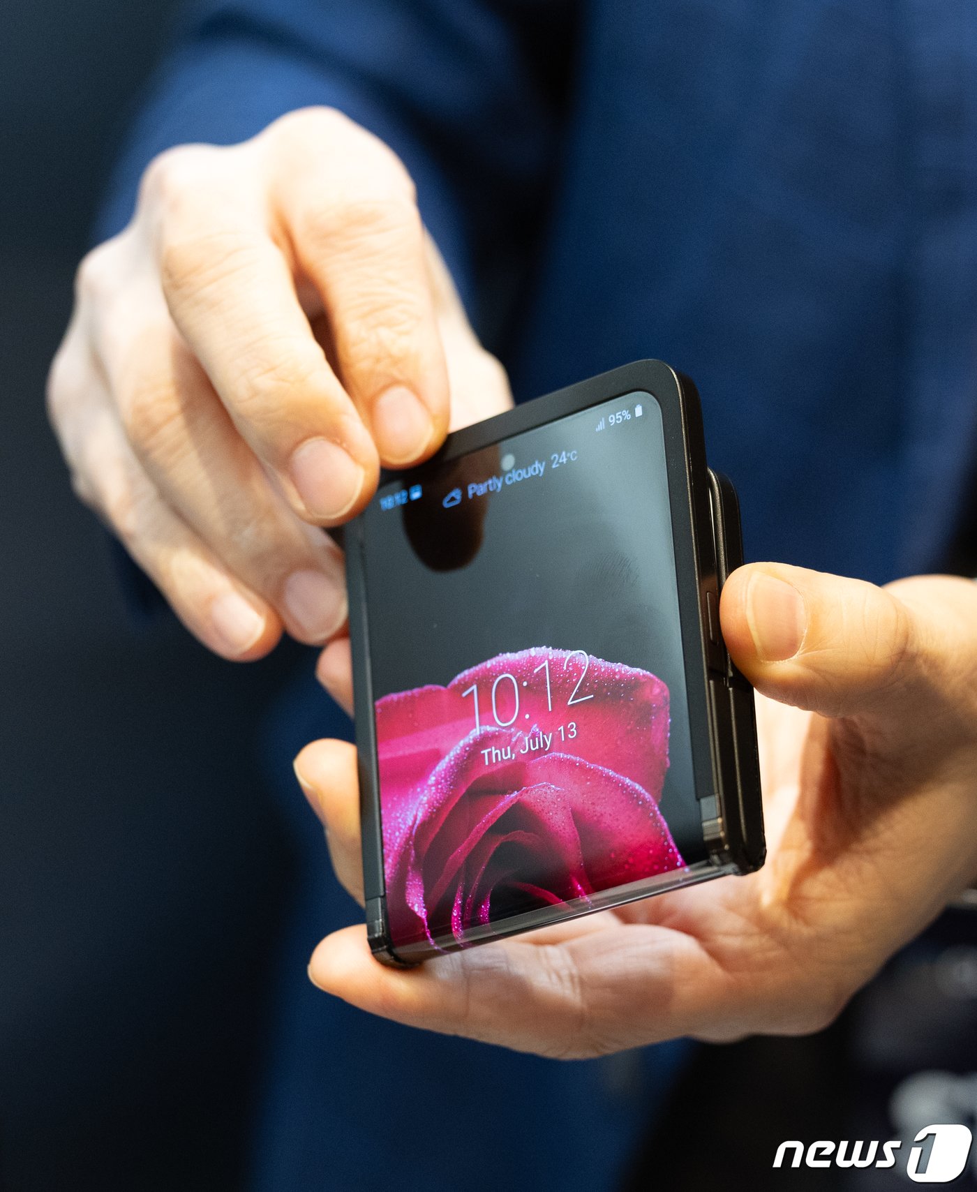 본문 이미지 - 세계 최대 가전·IT&#40;정보기술&#41; 전시회 &#39;CES 2024&#39; 개막을 하루 앞둔 8일&#40;현지시간&#41; 미국 네바다주 라스베이거스 앙코르호텔에서 열린 삼성 디스플레이 사전 부스 투어에 한 관계자가 안팎으로 360도 접을 수 있는 &#39;인앤아웃 플립&#40;In&Out Flip&#41;&#39;제품을 시연하고 있다. 2024.1.9/뉴스1 ⓒ News1 이재명 기자