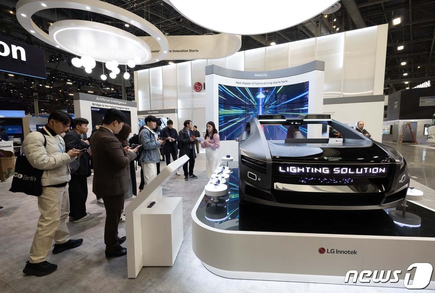 본문 이미지 - 세계 최대 가전·IT(정보기술) 전시회 'CES 2024' 개막을 하루 앞둔 8일(현지시간) 미국 네바다주 라스베이거스 컨벤션센터(LVCC) 웨스트홀에서 열린 LG 이노텍 사전 부스 투어에서 4.3m 크기의 대형 자율주행·전기차 목업이 전시돼 있다. 2024.1.9/뉴스1 ⓒ News1 이재명 기자