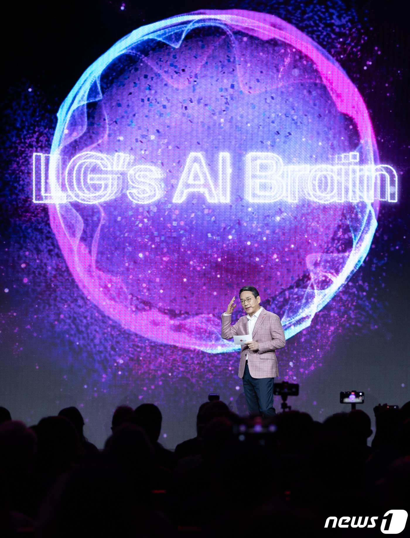 본문 이미지 - 세계 최대 가전·IT(정보기술) 전시회 'CES 2024' 개막을 하루 앞둔 8일(현지시간) 오전 미국 네바다주 라스베이거스 만달레이 베이에서 열린 LG전자 프레스 컨퍼런스에서 조주완 LG전자 사장이 기조연설을 하고 있다. 2024.1.9/뉴스1 ⓒ News1 이재명 기자