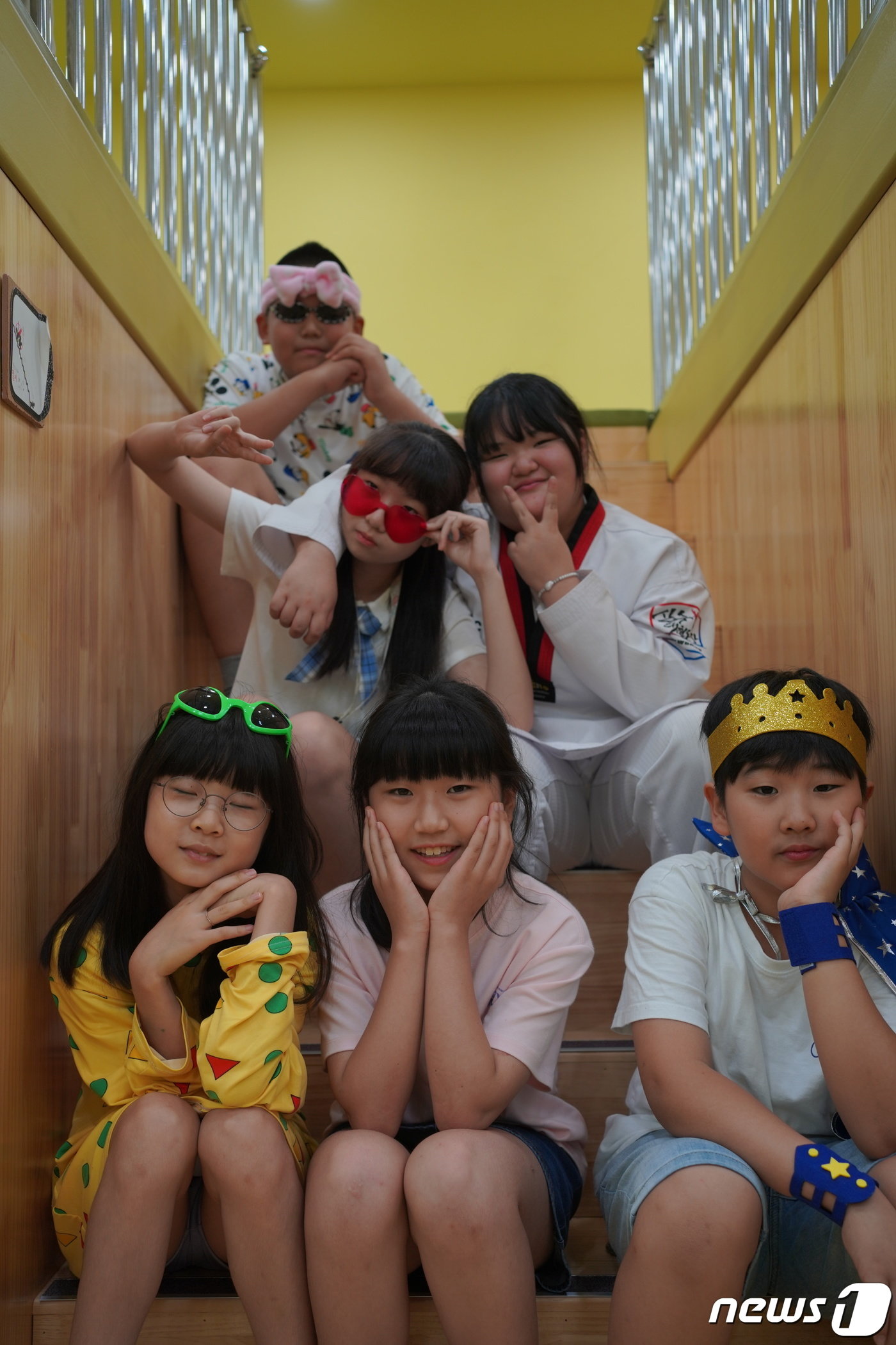 본문 이미지 - 광주 중앙초등학교 79회 졸업생 6명 전원이 모인 졸업앨범 사진.(광주 중앙초 제공)2020.4.1.9./뉴스1