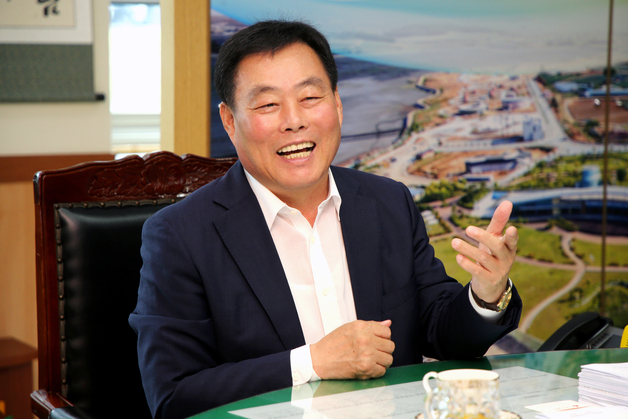 김산 무안군수 "광주 군 공항 인센티브로 반도체 클러스터 유치"