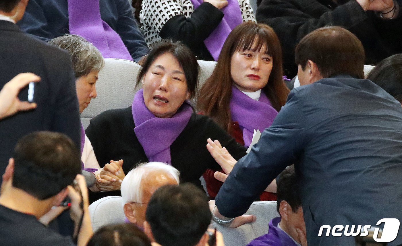 이태원참사 유가족들이 9일 오후 서울 여의도 국회 본회의장에서 열린 제411회국회&#40;임시회&#41; 제4차 본회의에서 눈물을 흘리고 있다. 2024.1.9/뉴스1 ⓒ News1 임세영 기자