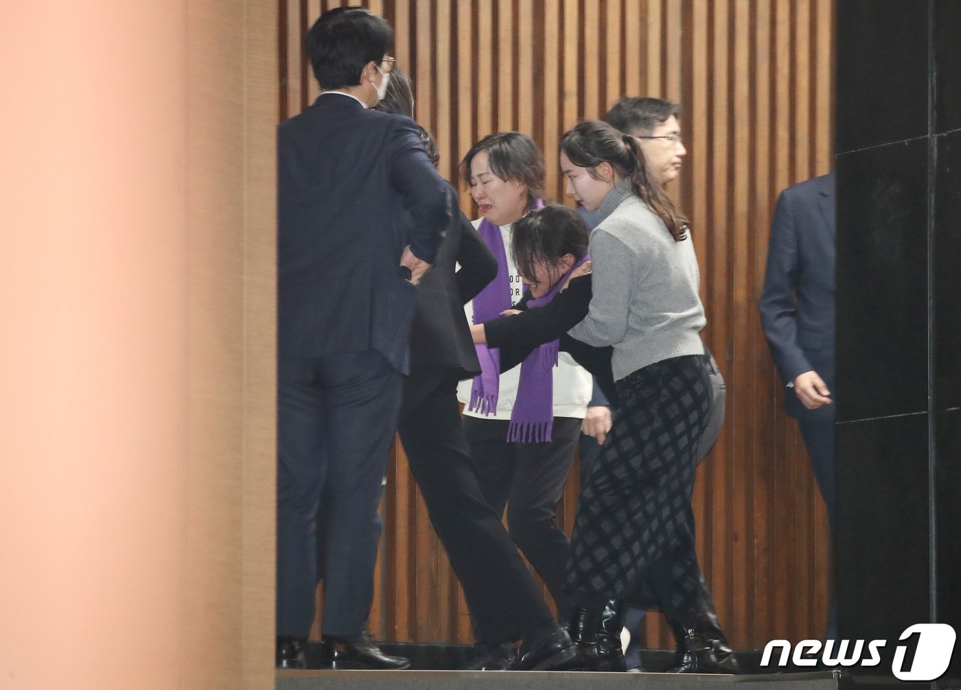 본문 이미지 - 이태원참사 유가족이 9일 오후 서울 여의도 국회 본회의장에서 열린 제411회국회(임시회) 제4차 본회의에서 부축 받으며 본회의장을 나서고 있다. 2024.1.9/뉴스1 ⓒ News1 임세영 기자