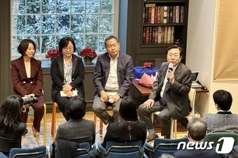 본문 이미지 - 김기문 중소기업중앙회장은 9일 서울 역삼동 북쌔즈에서 열린 '다르게 탁월하게: 이영이 그려가는 혁신의 지도' 출판기념회에 참석했다. ⓒ News1 이민주 기자