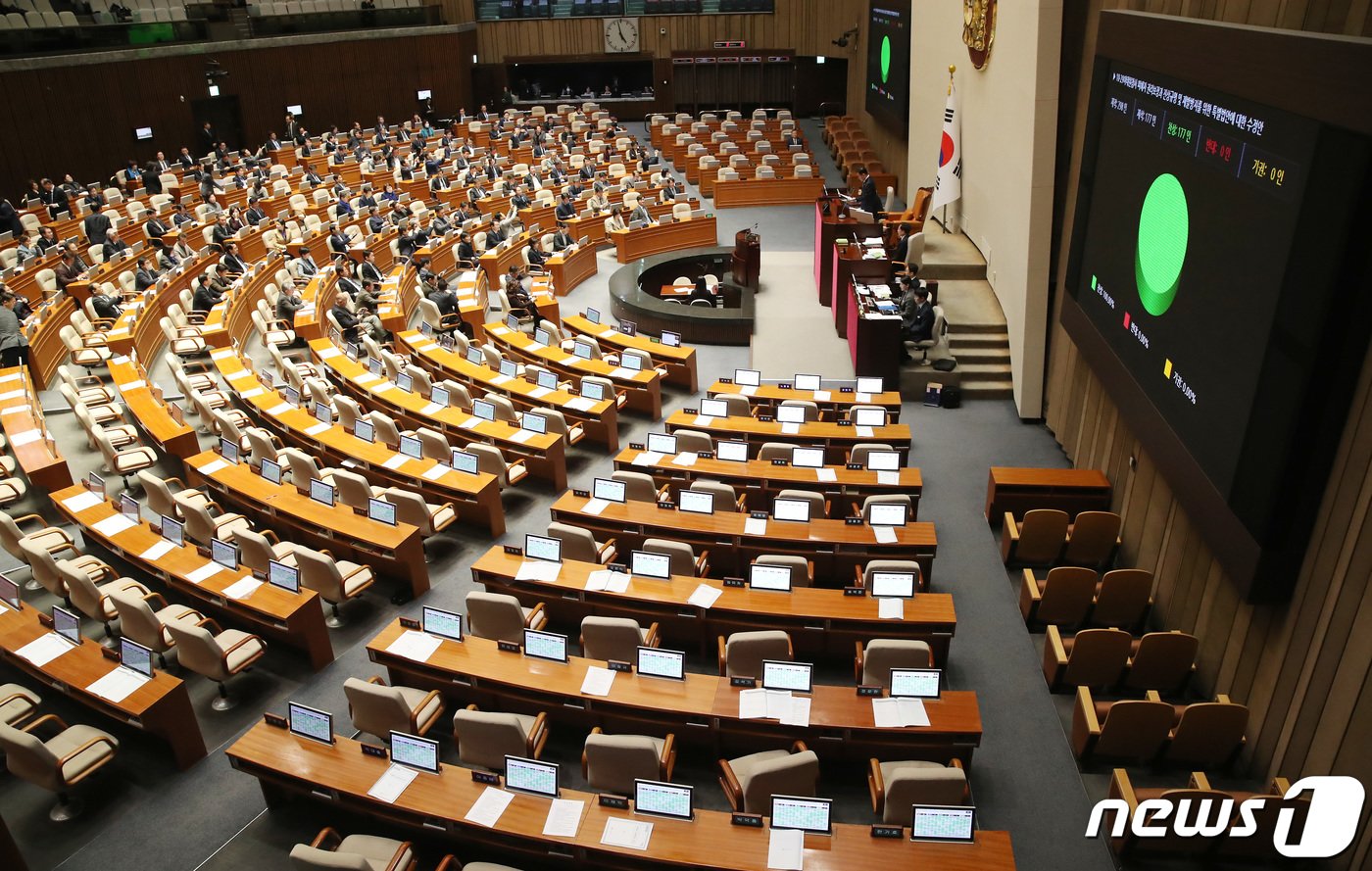 9일 오후 서울 여의도 국회 본회의장에서 열린 제411회국회&#40;임시회&#41; 제4차 본회의에서 10·29이태원참사 피해자 권리보장과 진상규명 및 재발방지를 위한 특별법안에 대한 수정안이 재적 298인, 재석 177인, 찬성 177인, 반대 0인, 기권 0인으로 가결되고 있다. 2024.1.9/뉴스1 ⓒ News1 임세영 기자