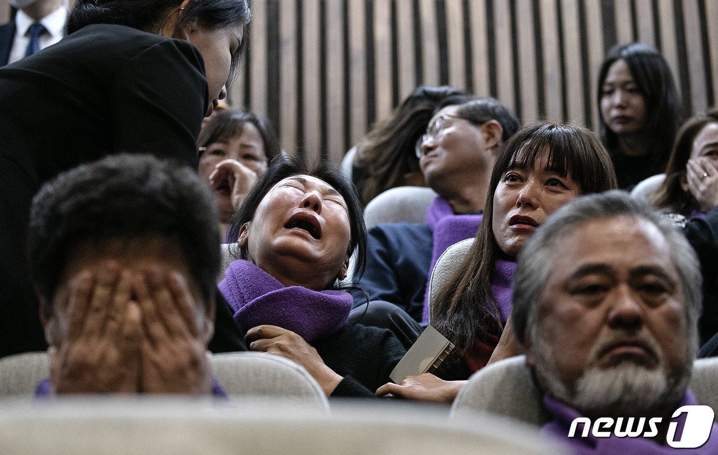 9일 오후 서울 여의도 국회 본회의장에서 열린 제411회 국회&#40;임시회&#41; 제4차 본회의에서 10.29 이태원 참사 유가족들이 10.29 이태원 참사 진상규명과 재발 방지를 골자로 한 이태원 참사 특별법 수정안 표결에 앞서 이만희 국민의힘 의원의 토론발언을 들으며 오열하고 있다. 2024.1.9/뉴스1 ⓒ News1 이승배 기자