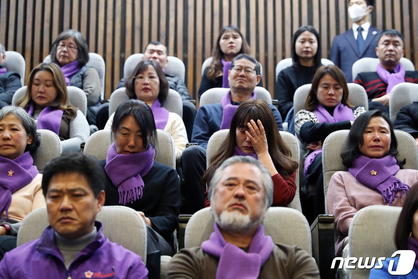 9일 오후 서울 여의도 국회 본회의장에서 열린 제411회 국회&#40;임시회&#41; 제4차 본회의에서 10.29 이태원 참사 유가족들이 10.20 이태원 참사 진상규명과 재발 방지를 골자로 한 이태원 참사 특별법 수정안 표결에 앞서 이만희 국민의힘 의원의 토론발언을 듣고 있다. 2024.1.9/뉴스1 ⓒ News1 이승배 기자