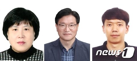 본문 이미지 - 특별승진자.(왼쪽부터) 이향숙 매립시설팀장, 윤대근 주무관, 신광진 주무관