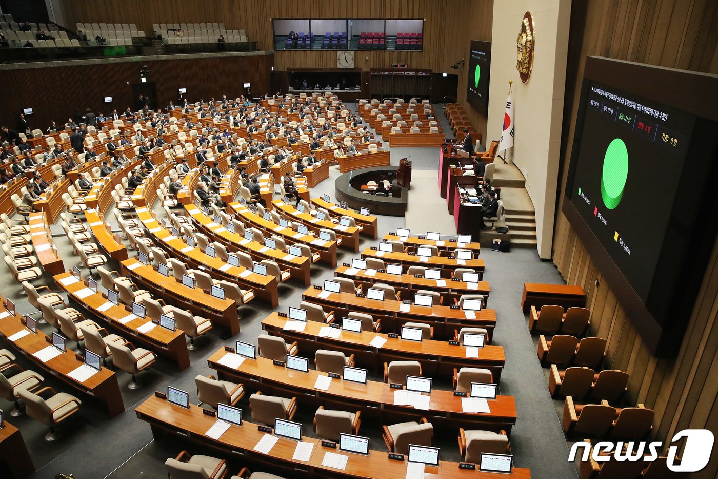 9일 오후 서울 여의도 국회 본회의장에서 열린 제411회국회&#40;임시회&#41; 제4차 본회의에서 10·29이태원참사 피해자 권리보장과 진상규명 및 재발방지를 위한 특별법안에 대한 수정안이 재적 298인, 재석 177인, 찬성 177인, 반대 0인, 기권 0인으로 가결되고 있다. 2024.1.9/뉴스1 ⓒ News1 임세영 기자