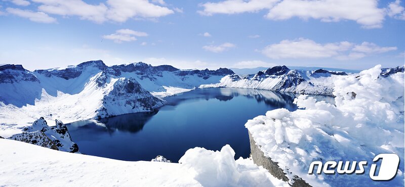 본문 이미지 - 겨울 백두산 천지(하나투어 제공)