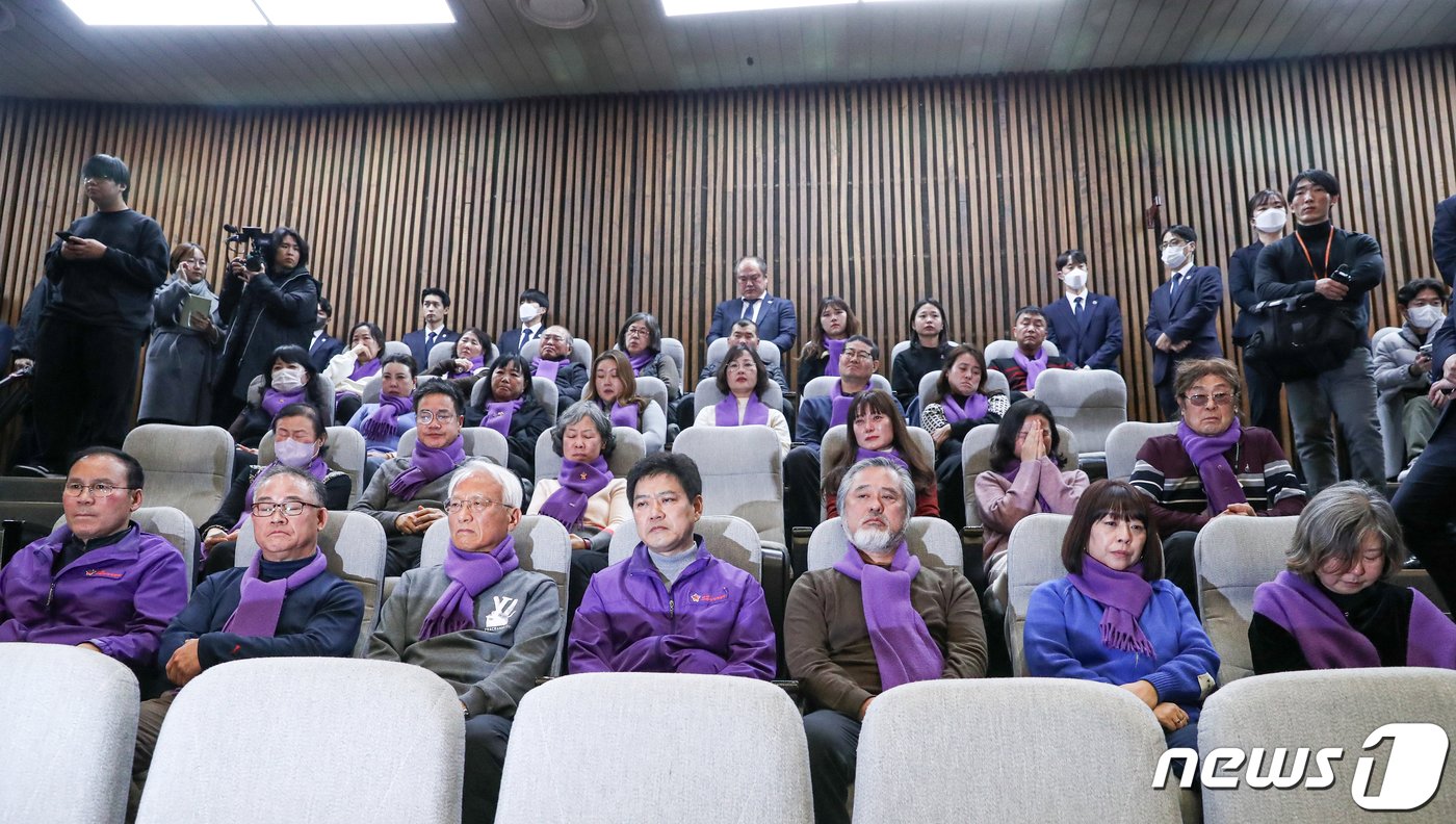 본문 이미지 - 10.29 이태원 참사 유가족들이 9일 오후 서울 여의도 국회 본회의장에서 열린 제411회 국회(임시회) 제4차 본회의에서 10.29이태원 참사 진상규명과 재발 방지를 골자로 한 이태원 참사 특별법 수정안 표결을 지켜보고 있다. 2024.1.9/뉴스1 ⓒ News1 이승배 기자