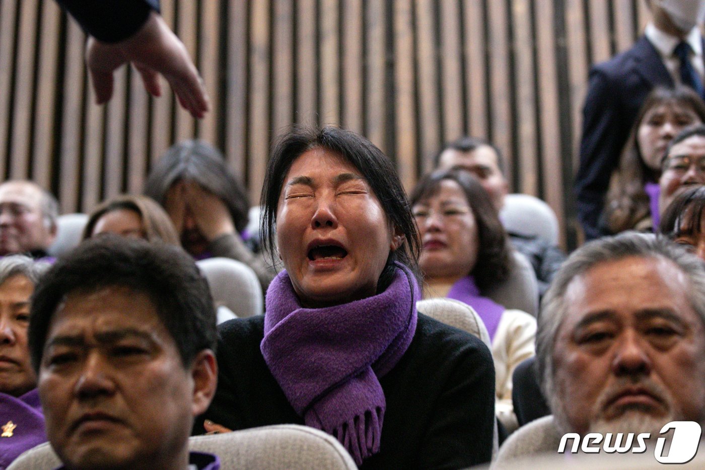 9일 오후 서울 여의도 국회 본회의장에서 열린 제411회 국회&#40;임시회&#41; 제4차 본회의에서 10.29 이태원 참사 유가족들이 10.29 이태원 참사 진상규명과 재발 방지를 골자로 한 이태원 참사 특별법 수정안 표결에 앞서 이만희 국민의힘 의원의 토론발언을 들으며 오열하고 있다. 2024.1.9/뉴스1 ⓒ News1 이승배 기자