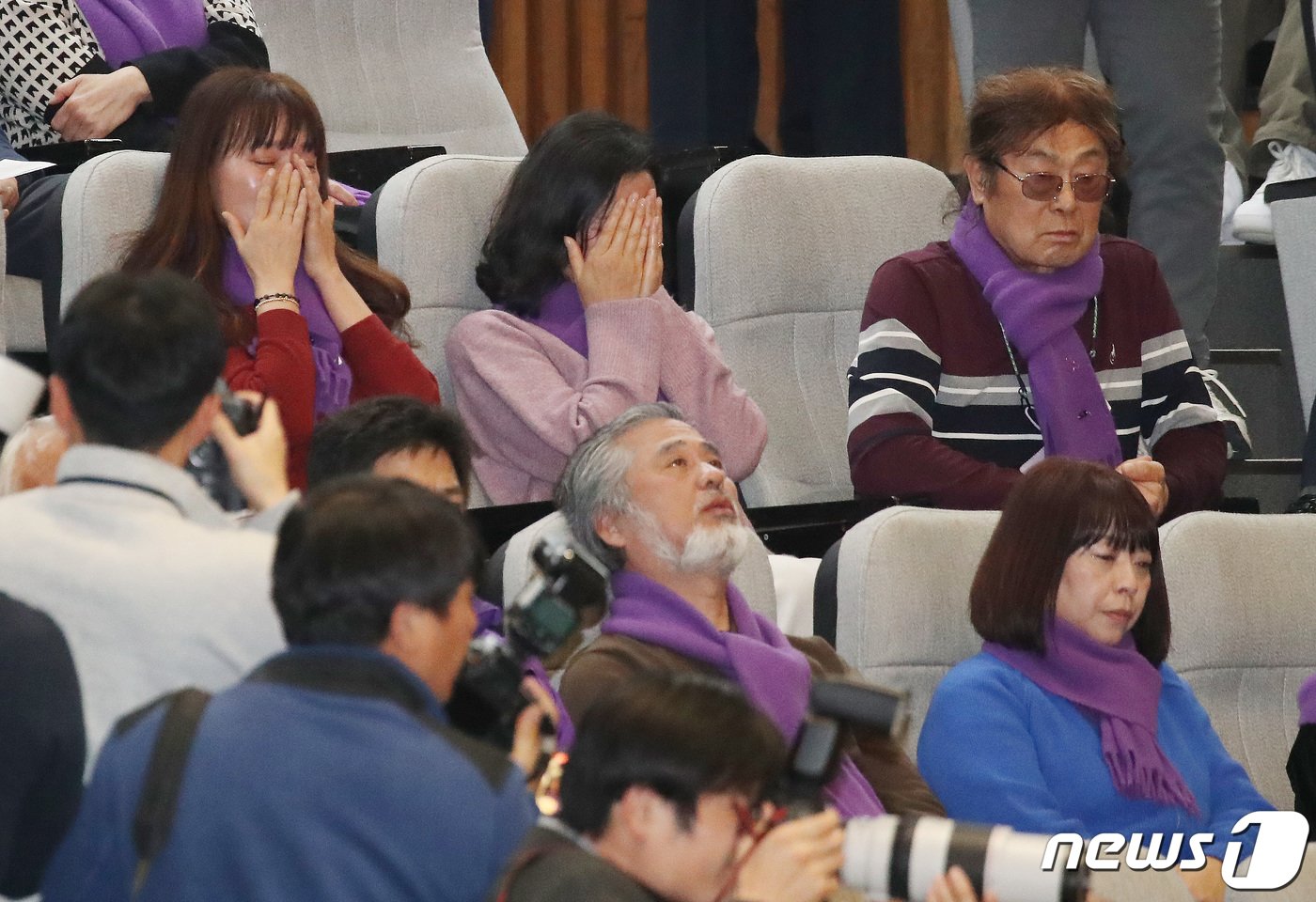 9일 오후 서울 여의도 국회 본회의장에서 열린 제411회 국회&#40;임시회&#41; 제4차 본회의에서 10.29 이태원 참사 유가족들이 10.29 이태원 참사 진상규명과 재발 방지를 골자로 한 이태원 참사 특별법 수정안이 가결되자 눈물을 흘리고 있다. 2024.1.9/뉴스1 ⓒ News1 임세영 기자