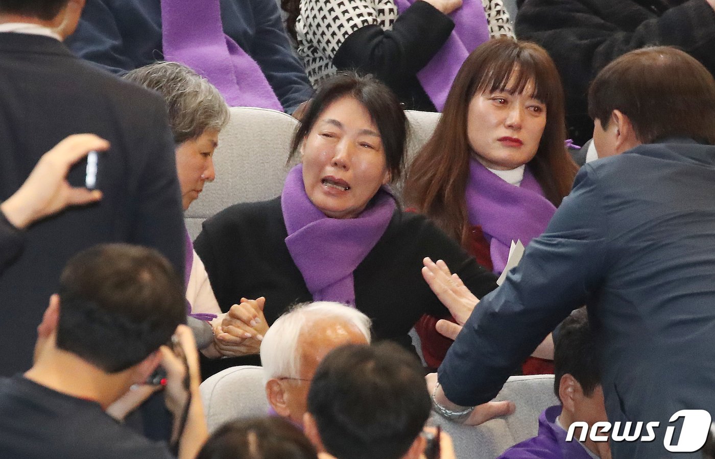 10.29 이태원 참사 유가족들이 9일 오후 서울 여의도 국회 본회의장에서 열린 제411회 국회&#40;임시회&#41; 제4차 본회의에서 오열하고 있다. 2024.1.9/뉴스1 ⓒ News1 임세영 기자