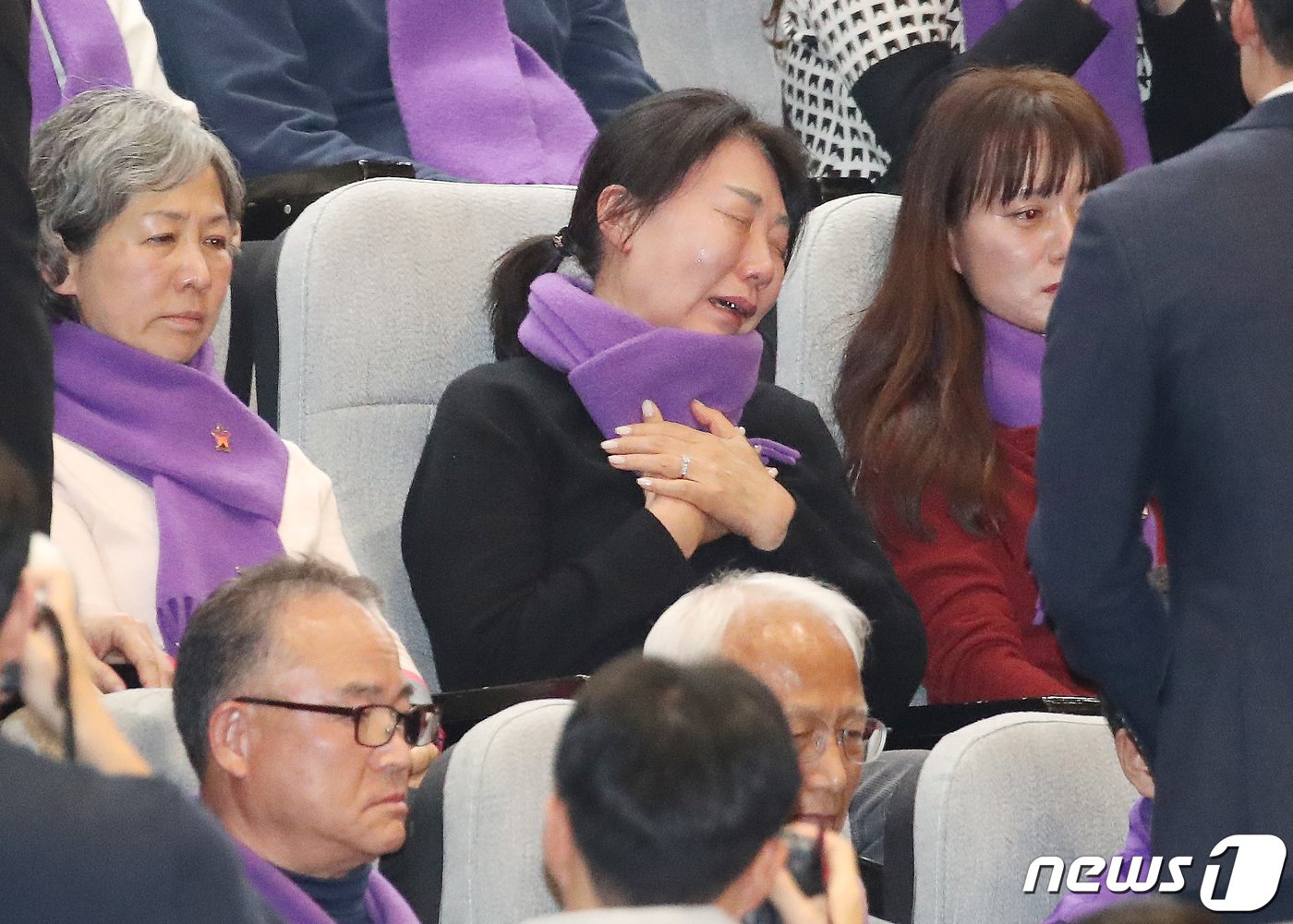 본문 이미지 - 10.29 이태원 참사 유가족들이 9일 오후 서울 여의도 국회 본회의장에서 열린 제411회 국회(임시회) 제4차 본회의에서 오열하고 있다. 2024.1.9/뉴스1 ⓒ News1 임세영 기자