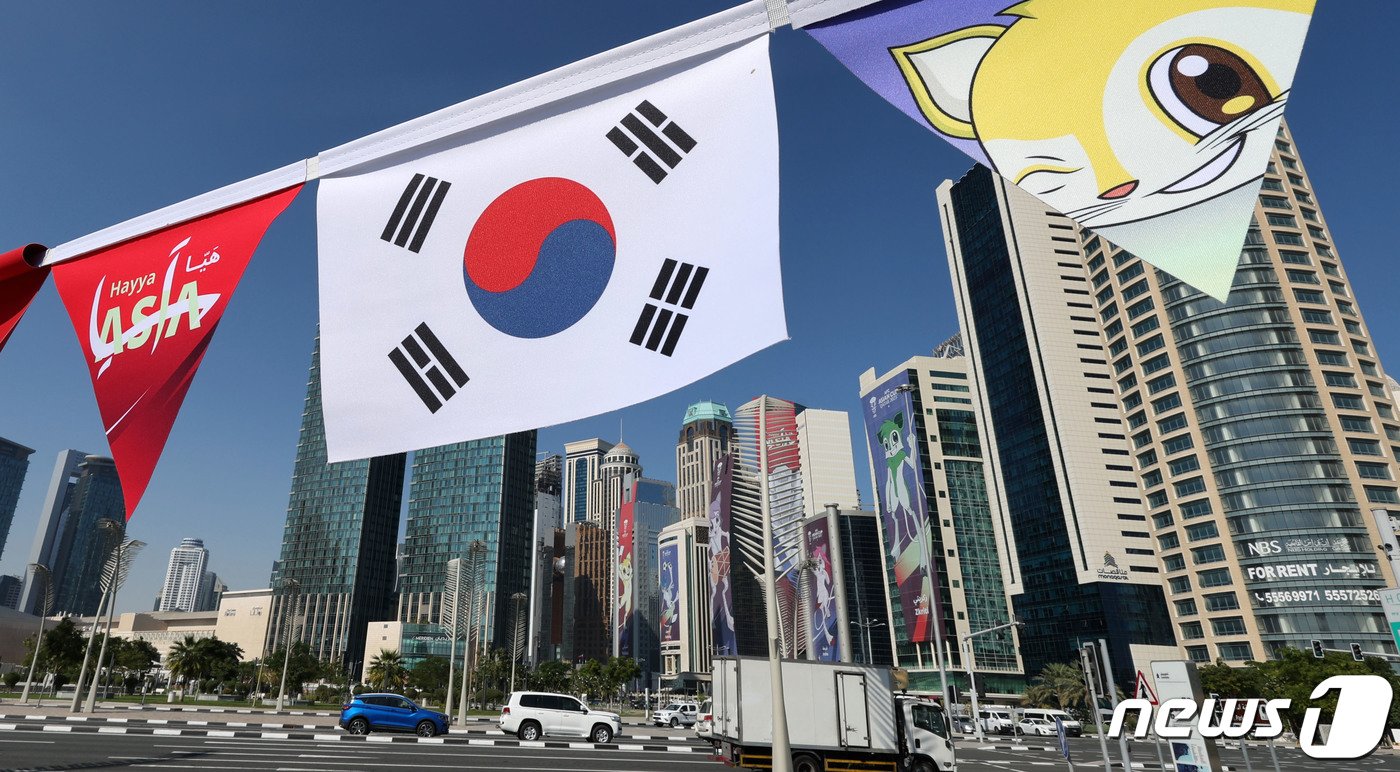본문 이미지 - 2023 아시아축구연맹(AFC) 카타르 아시안컵 개막을 사흘 앞둔 9일(현지시간) 카타르 도하 DECC 인근에 태극기가 펄럭이고 있다. 위르겐 클린스만 감독이 이끄는 대표팀은 오는 15일 E조 조별리그 첫 경기인 바레인전을 시작으로 20일 요르단, 25일 말레이시아와 경기를 치른다. 2024.1.9/뉴스1 ⓒ News1 김성진 기자