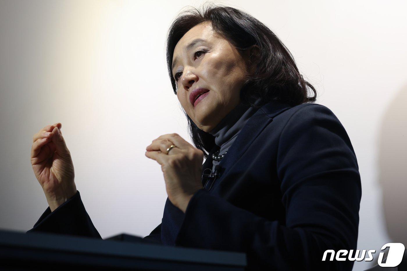 본문 이미지 - 박영선 전 중소벤처기업부 장관이 9일 오후 서울 종로구 갤러리 라메르에서 뉴스1과 인터뷰를 하고 있다. 2024.1.9/뉴스1 ⓒ News1 김민지 기자