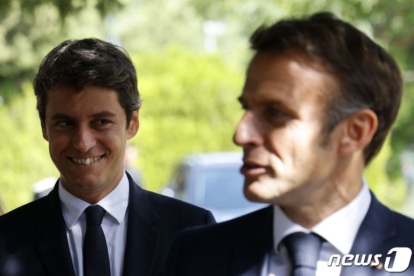본문 이미지 - 에마뉘엘 마크롱 프랑스 대통령(우)과 가브리엘 아탈 신임 총리. ⓒ AFP=뉴스1 ⓒ News1 박형기 기자