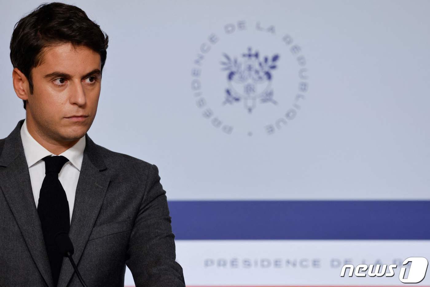 본문 이미지 - 가브리엘 아탈 프랑스 신임 총리가 정부 대변인 자격으로 기자회견을 하고 있는 모습. ⓒ AFP=뉴스1 ⓒ News1 박형기 기자