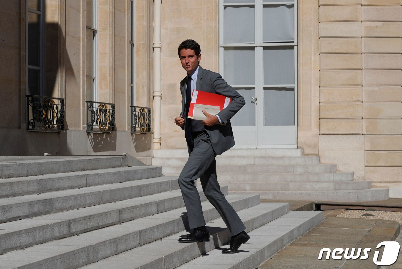 본문 이미지 - 아탈 신임 총리가 지난해 내각 회의에 참석하기 위해 엘리제 궁에 들어서고 있는 모습.ⓒ AFP=뉴스1 ⓒ News1 박형기