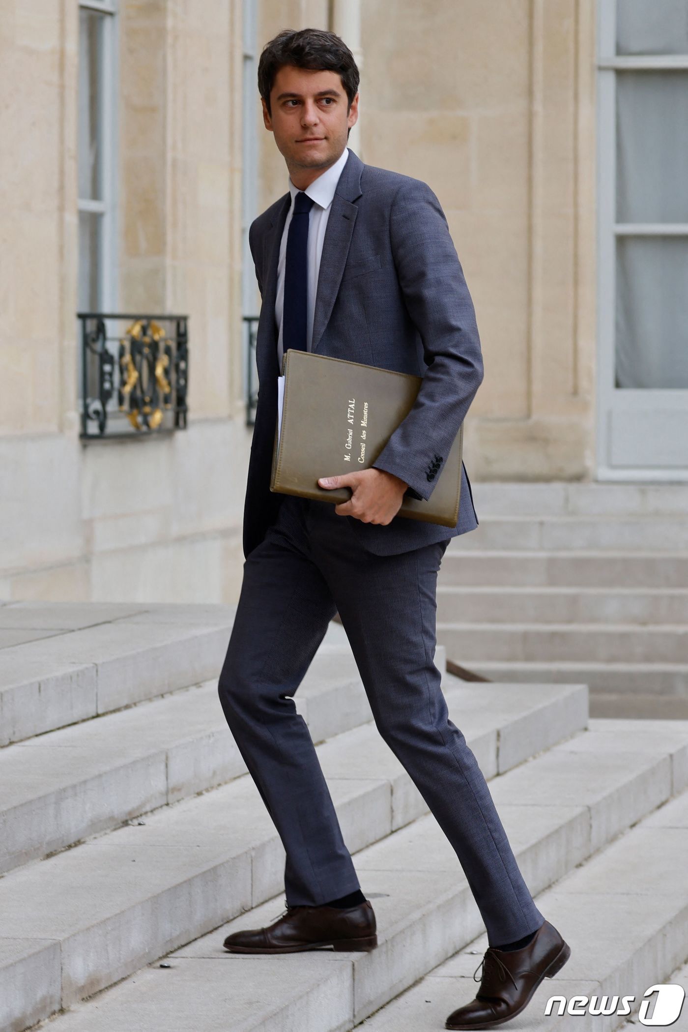 본문 이미지 - 아탈 신임 총리가 2022년 내각 회의를 위해 엘리제 궁에 들어가고 있다. ⓒ AFP=뉴스1 ⓒ News1 박형기 기자