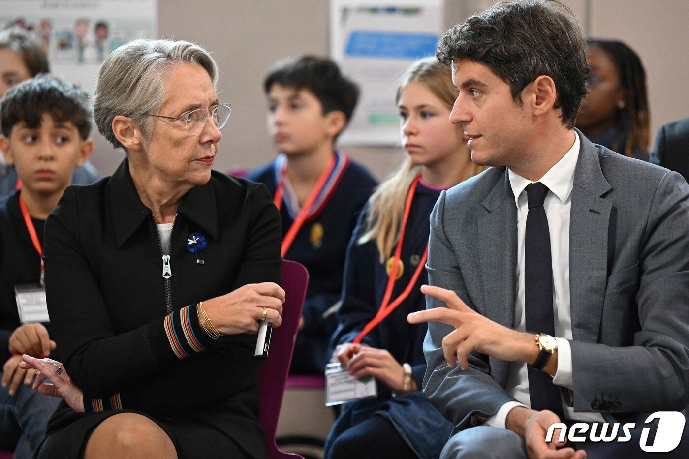 본문 이미지 - 프랑스 전임 총리와 신임 총리. 왼쪽이 전임인 엘리자베스 보른, 오른쪽이 신임 총리 가브리엘 아탈. ⓒ AFP=뉴스1 ⓒ News1 박형기 기자