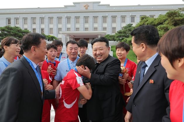 김정은, 'U-20' 여자축구팀 격려…中에는 "친선 강화하자" [데일리 북한]