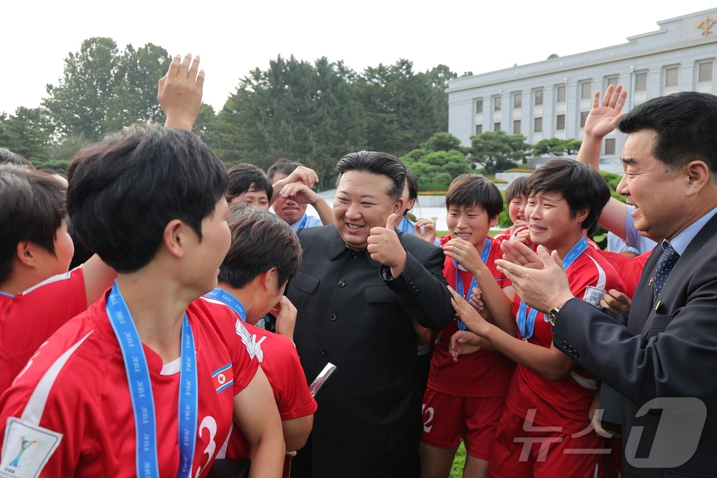 &#40;평양 노동신문=뉴스1&#41; = 김정은 북한 노동당 총비서가 지난 9월 국제축구연맹&#40;FIFA&#41; 2024년 20살 미만&#40;U-20&#41; 여자월드컵 경기대회에서 우승한 선수들과 감독들을 당 중앙위원회 본부청사로 초대했다. [국내에서만 사용가능. 재배포 금지. DB 금지. For Use Only in the Republic of Korea. Redistribution Prohibited] rodongphoto@news1.kr