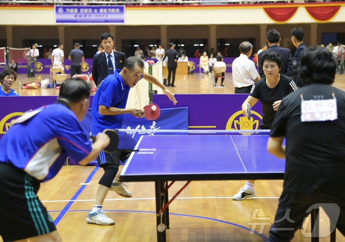 본문 이미지 - (평양 노동신문=뉴스1) = 북한 노동당 기관지 노동신문은 1일 국제 노인의 날(10월 1일)을 맞아 평양체육관에서 체육경기가 열렸다고 보도했다. 신문은 "인민대중 중심의 우리식 사회주의제도에서 존경을 받는 연로자들의 모습은 깊은 인상을 남겼다＂라고 말했다. [국내에서만 사용가능. 재배포 금지. DB 금지. For Use Only in the Republic of Korea. Redistribution Prohibited] rodongphoto@news1.kr