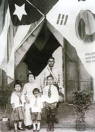 본문 이미지 - 1930년대 쿠바 마탄사스에서 촬영한 박창운 선생의 가족사진.(대한인국민회 기념재단)