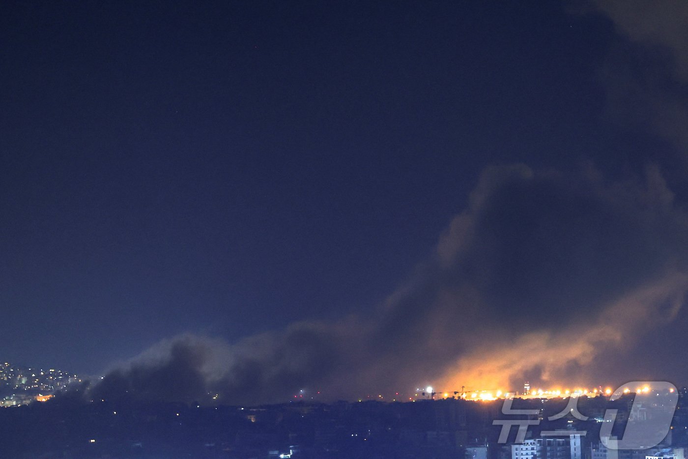 본문 이미지 - 1일&#40;현지시간&#41; 레바논 베이루트 남부 교외 지역이 헤즈볼라와 분쟁 중인 이스라엘 군의 포격을 받아 검은 연기로 덮여 있다. 2024.10.01 ⓒ 로이터=뉴스1 ⓒ News1 우동명 기자