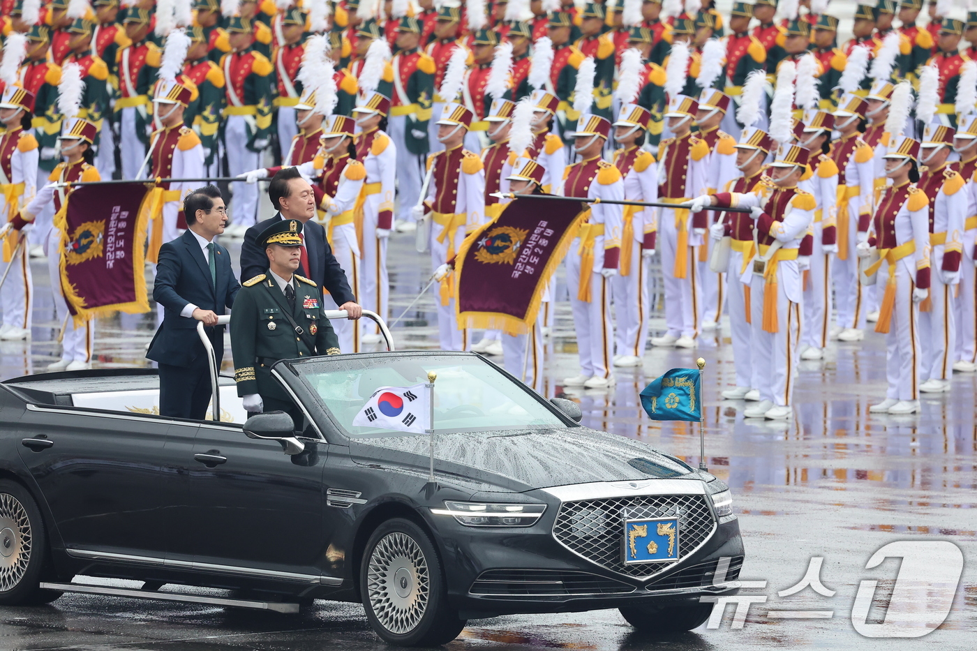 (성남=뉴스1) 김도우 기자 = 윤석열 대통령이 1일 경기도 성남 서울공항에서 열린 건군 제76주년 국군의 날 기념식에서 사열하고 있다. 2024.10.1/뉴스1