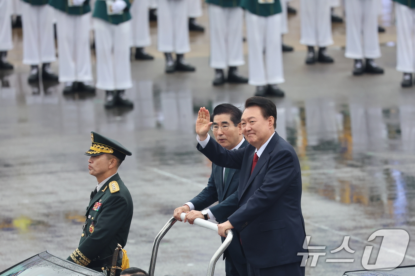 (성남=뉴스1) 김도우 기자 = 윤석열 대통령이 1일 경기도 성남 서울공항에서 열린 건군 제76주년 국군의 날 기념식에서 사열하고 있다. 2024.10.1/뉴스1