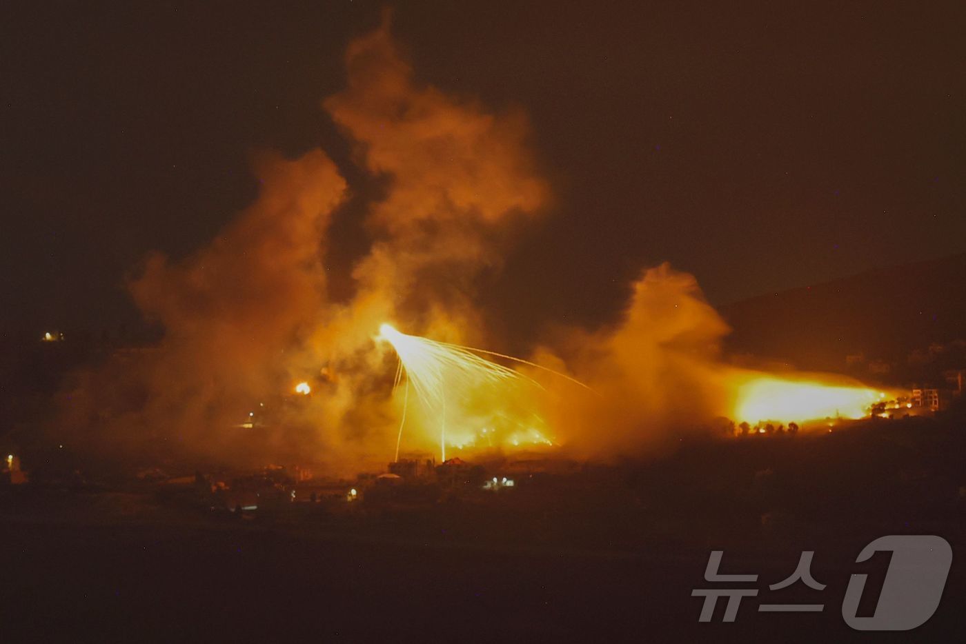 (AFP=뉴스1) 우동명 기자 = 30일 (현지시간) 레바논 남부 접경 지역에서 헤즈볼라와 분쟁 중인 이스라엘 군의 포격을 받아 불길이 치솟고 있다. 2024.10.01ⓒ AFP= …