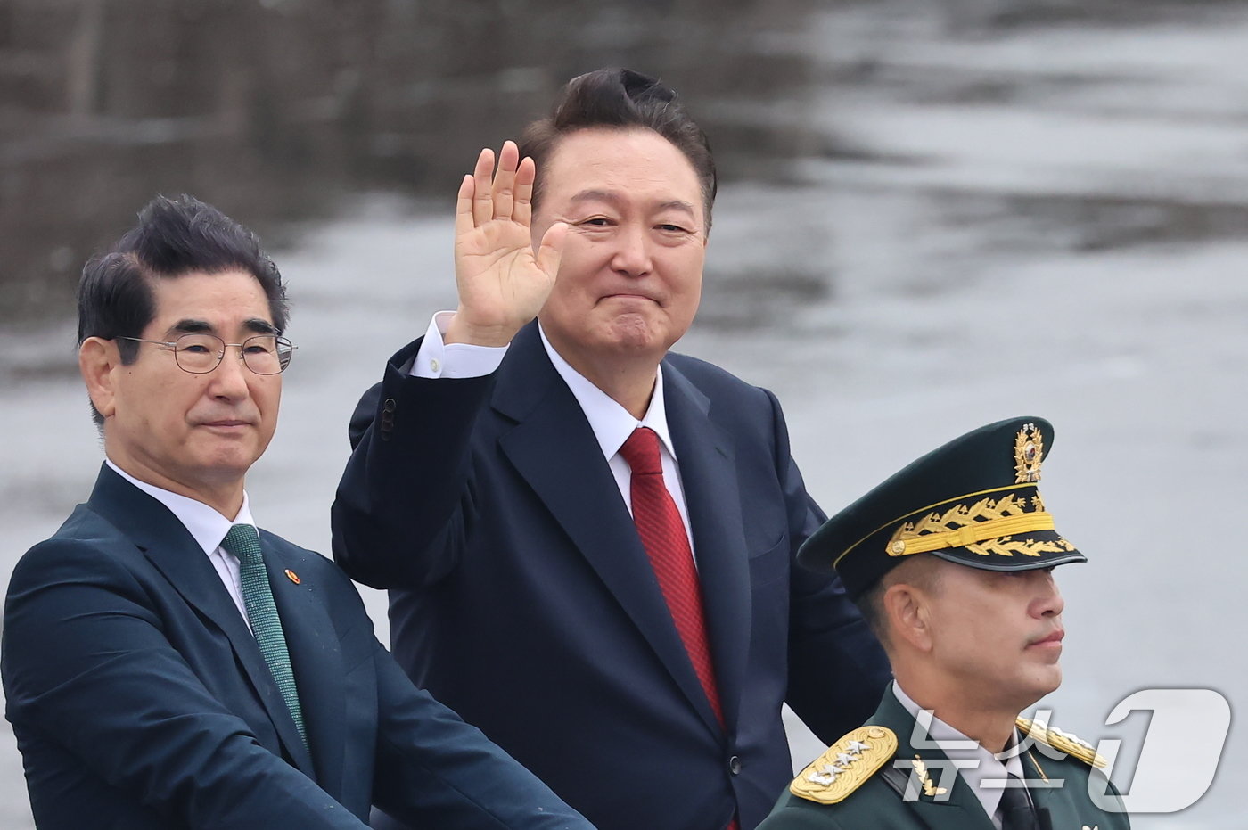 윤석열 대통령이 지난 10월1일 경기도 성남 서울공항에서 열린 건군 제76주년 국군의 날 기념식에서 김용현 국방장관과 함께 사열하며 손인사를 하고 있다./뉴스1 ⓒ News1 김도우 기자